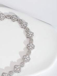 一套奢华优雅的立方氧化锆花朵设计手链，适合女士婚礼和派对佩戴，不含礼盒 - 銀色 - 查看 3