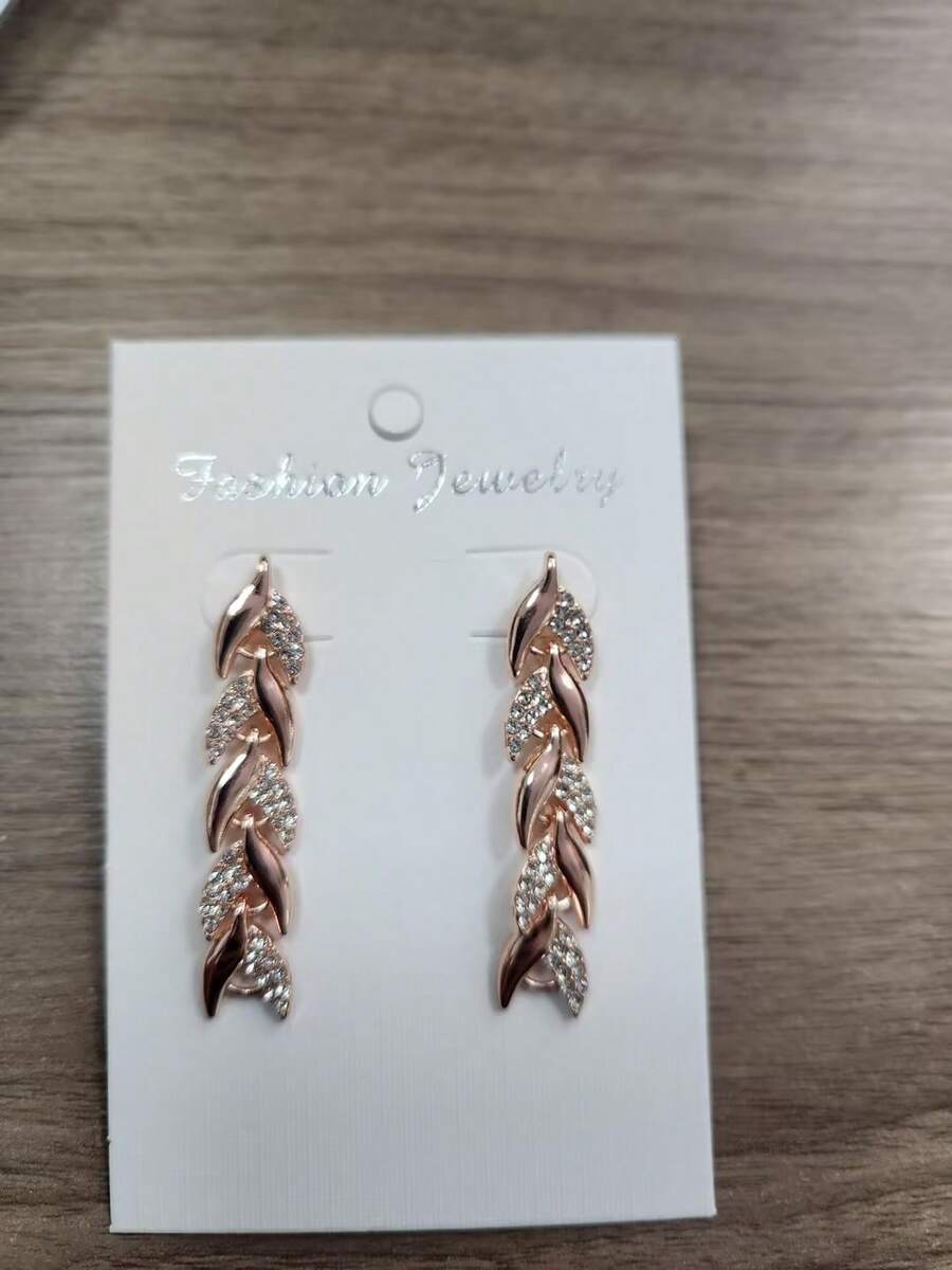 一对时尚、优雅、甜美迷人的水钻拼接鱼尾耳环,适合女性日常、休闲、节日活动、派对等各种场合,是送给家人、朋友、女朋友的完美礼物。 - 玫瑰金 - 查看 1