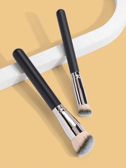 MAANGE 2件套柔软面部化妆刷套装，包括粉底刷、腮红刷、遮瑕刷，采用柔软纤维材质，方便携带，是旅行的理想之选。