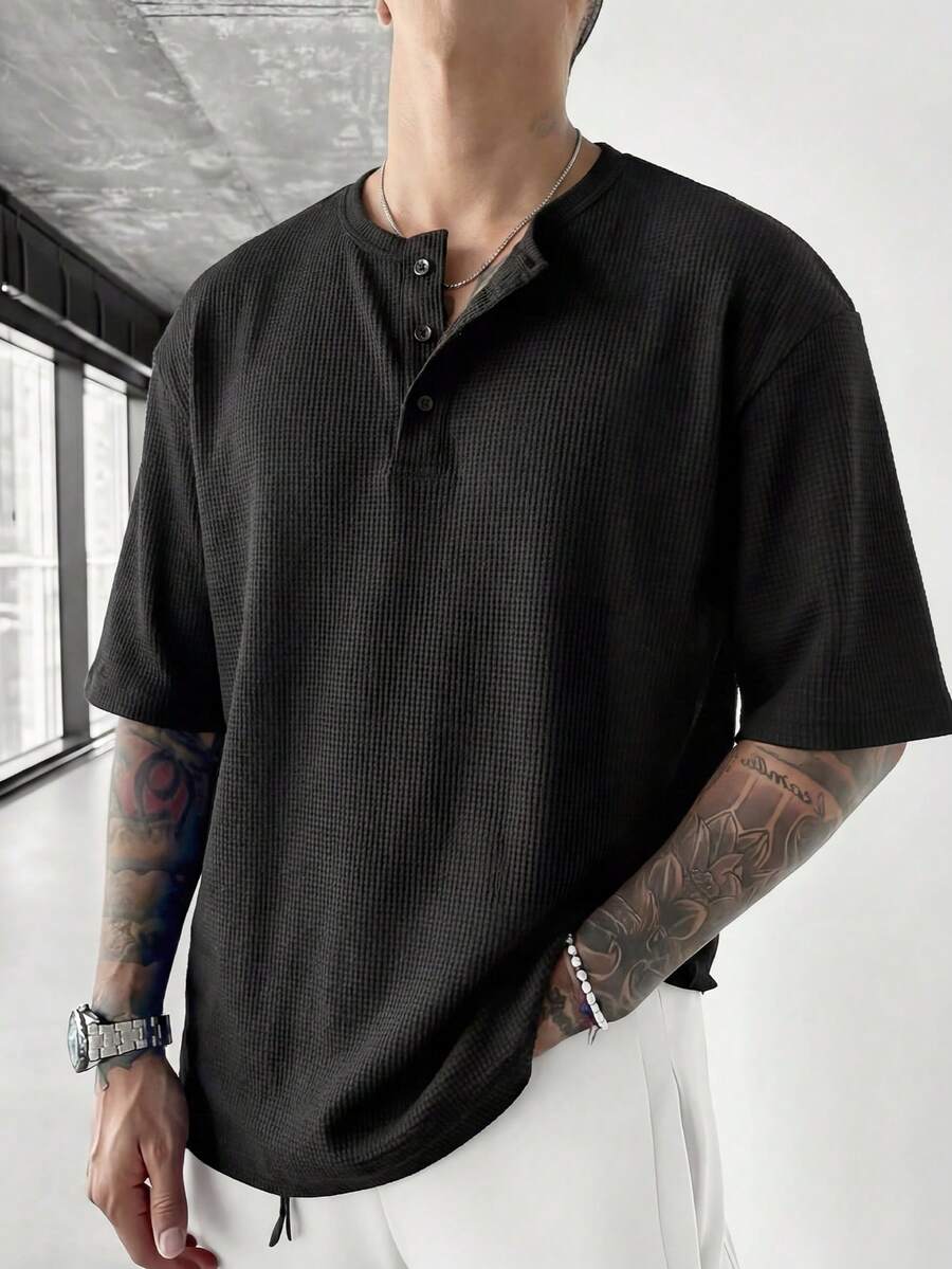 一件男士黑色华夫格亨利领T恤，柔软透气，舒适贴身，美式简约风格，适合休闲穿着和通勤。 - 黑色 - 查看 1