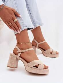 优雅舒适的 Janelia 女士合成麂皮凉鞋，稳固的粗跟和防水台设计，配有可调节绑带，米色、棕色、黑色可选。 - 米色 - 查看 6