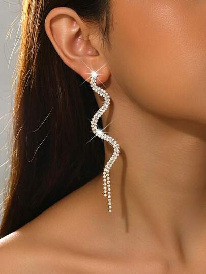 奢华银色水晶波浪吊坠耳环，长款扭纹水晶耳环，适合伴娘和婚礼宾客佩戴，是正式场合的理想之选。