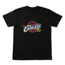 NBA Cleveland Cavaliers T-Shirt, Featuring A Vintage Team Logo Print. Suitable For All Seasons, This 220g Pure Cotton Single-Sided Printed Crew Neck Short-Sleeved T-Shirt Is A Fun Printed Men's Top Designed For Basketball Fans. - 白色 - 查看 1