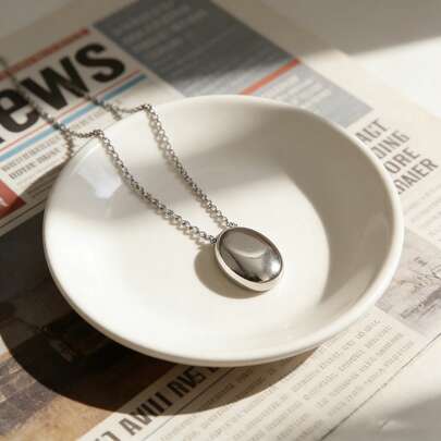 一条时尚百搭的304不锈钢长圆形吊坠毛衣链，款式简洁大方。