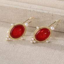 1 par de brincos vintage elegantes com pingente geométrico em relevo e pérolas artificiais vermelhas incrustadas. Uma joia requintada para presentear mulheres em festivais. - Vermelho - Ver 7