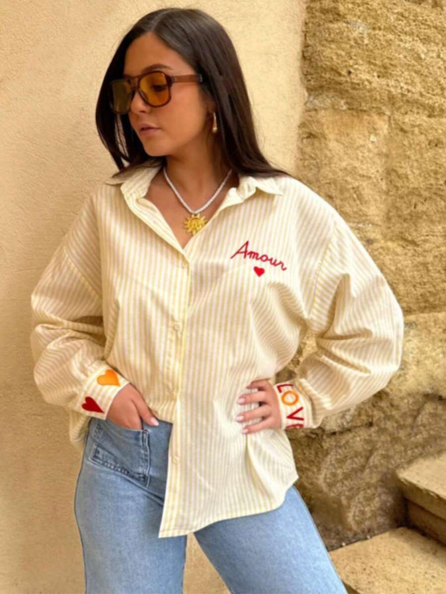 Solstice Apparel 法式愛心刺繡條紋領長袖襯衫，Amour 字母寬鬆休閒女版襯衫 - 黃色 - 查看 1