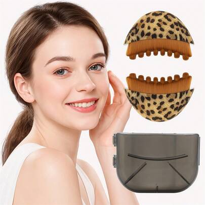 Este cepillo de masaje facial con forma de media luna presenta un diseño curvo que se adapta a los contornos del rostro, combinado con cerdas suaves y una estructura dual que incluye una superficie de Gua Sha (raspado). Limpia suavemente la superficie de la piel mientras realiza un masaje y levantamiento simultáneo para destapar los poros.