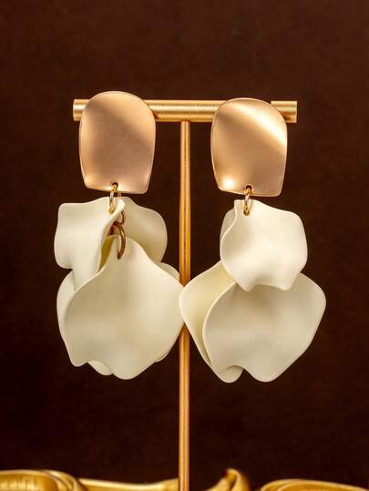 一对夸张几何花瓣造型金属元素设计耳环，适合日常佩戴和海滩度假，女士适用。