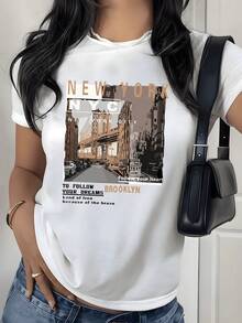 Vista urbana con el puente icónico de Brooklyn y las calles de Nueva York que simbolizan la búsqueda de sueños y la libertad en una ciudad llena de energía moderna camiseta de mujer 220g - Blanco - Ver 1