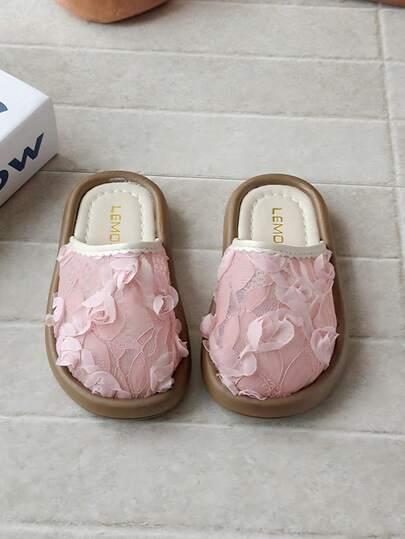 女童蕾丝花朵装饰软底防滑拖鞋，适合居家、室内及夏季穿着，可爱时尚的儿童款式