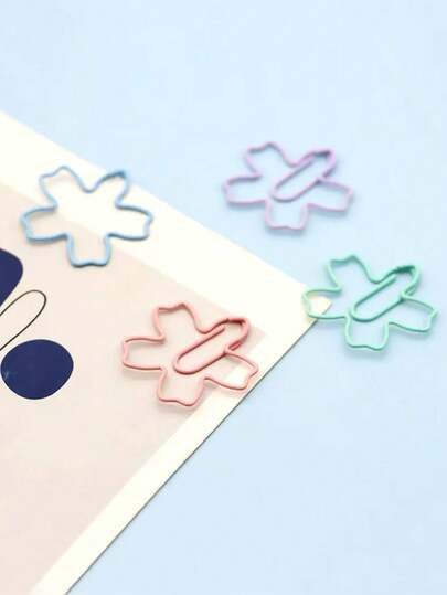 20个樱花心形回形针 - 混色几何图案，适用于DIY装饰和办公用品，适合学校、家庭和办公室使用。