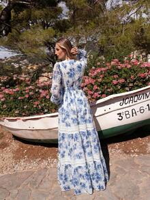 Đầm dạ hội thanh lịch bằng chiffon in hoa, cổ đứng, với họa tiết hoa rực rỡ, tay dài voan mỏng và thắt lưng mảnh - kiểu dáng nhiều lớp bồng bềnh, phù hợp cho các buổi dạ tiệc, tiệc ngoài trời và sự kiện thảm đỏ. Tiệc cưới mùa xuân. - Xanh và trắng - Xem 7