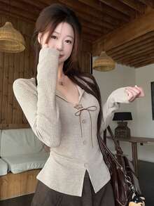 时尚蝴蝶结V领长袖T恤，褶皱修身短款女式上衣，春夏款 - 卡其色 - 查看 2