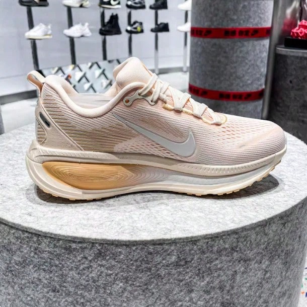 Nike Women's VOMERO 18 Flexible Low-Top Versatile Sports Training Running Shoes - Pink Orange - View 1