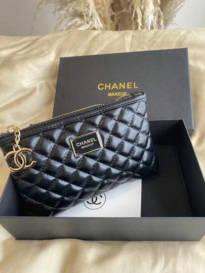 CHANEL 黑色菱形皮革化妆包，致敬永恒优雅，采用经典菱形皮革制成