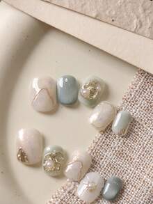 10片装短款白色和蓝色猫眼银色人造指甲套装，包含1张粘性贴纸和1个迷你指甲锉，适合办公室和日常佩戴 - 彩色 - 查看 3