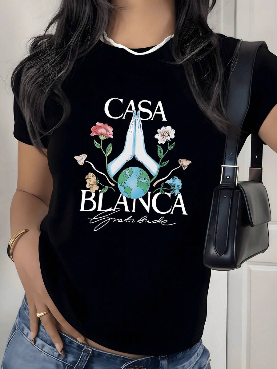 Manos juntas sobre el planeta rodeadas de flores que simbolizan unión esperanza y gratitud hacia la naturaleza y el hogar camiseta de mujer cómoda 220g casual moderna - Negro - Ver 1