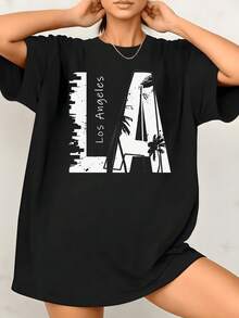 Paisaje urbano con palmeras y letras grandes que evocan la energía y la libertad de Los Ángeles simbolizando el espíritu aventurero y moderno camiseta de mujer cómoda y ligera 220g - Negro - Ver 8