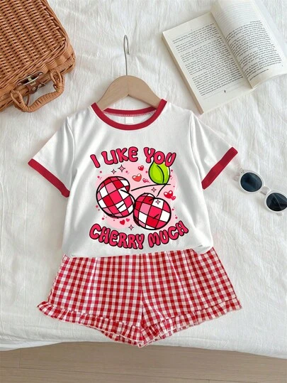 Bộ 2 món gồm áo thun in hình quả anh đào và quần short kẻ caro đỏ, trang phục nữ phong cách tối giản thường ngày, chất liệu mềm mại và thoải mái, thích hợp mặc hàng ngày vào mùa xuân/hè, thời trang và mang đến vẻ ngoài học đường mùa hè.