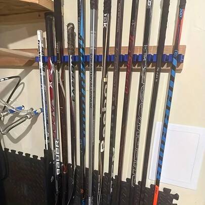 1pc Wall-Mounted Hockey Stick And Pool Cue Rack, 4-Slot Capacity, Space-Saving Design, Black/White. Suitable For Living Room And Bedroom Decor, Home Game Room Storage, Billiard Club Entertainment Area Organization, And Sports Equipment Display