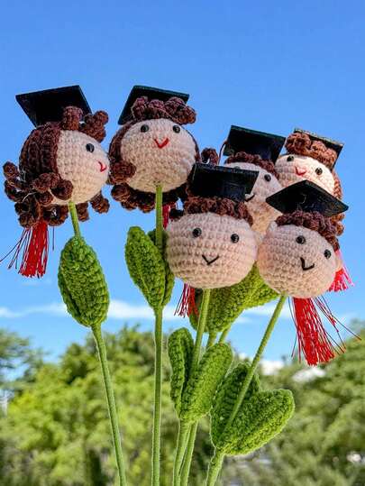 1件手工钩织毕业帽，手工编织的毕业帽和花束，采用编织纱线制成，适合学校毕业派对、家居桌面装饰、卧室装饰、花瓶插花，也是毕业或生日礼物的理想之选。