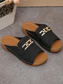 宽楦女式H型对称鞋面金属搭扣装饰厚底坡跟凉鞋，舒适休闲一脚蹬平底凉鞋，适合夏季海滩穿着，黑色加大码 - 黑色磨砂-金屬方鏈條 - 查看 6