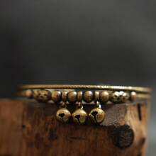 1件铃铛串珠可调节手镯 - 锤纹铜手镯，带吊坠，独特的手持音乐饰品 - 銅色 - 查看 7