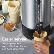 Cafetera de Gran Capacidad 45 Tazas Hamilton beach Ventana de nivel de agua/café, cafetera percoladora tipo urna de 45 tazas, potencia de 1090 watts, modelo 40519 - Tipo de Enchufe A USA (110-127V) - Ver 2