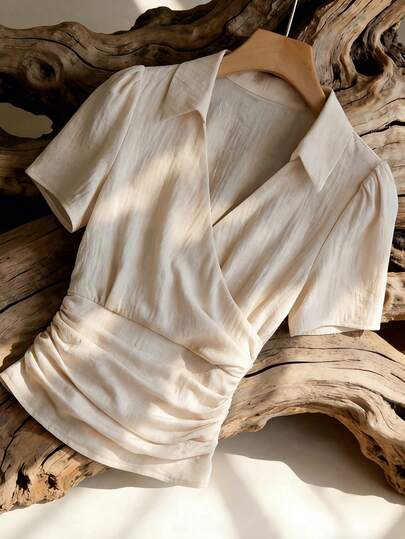 女士杏色短袖褶裥腰身亚麻衬衫，春夏休闲度假上衣