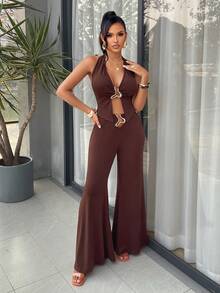 AIJ Amarilo 女士春夏棕色两件套，性感露背V领镂空短款上衣搭配高腰喇叭裤，配金属环，适合海滩度假、派对、约会和日常穿着。 - 棕色 - 查看 3