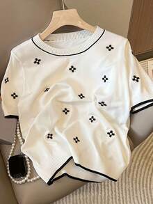 Women's Minimalist Clover Print Contrast Trim Slim Fit Crew Neck Knit Top - White - View 5