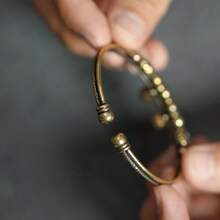 1件铃铛串珠可调节手镯 - 锤纹铜手镯，带吊坠，独特的手持音乐饰品 - 銅色 - 查看 3