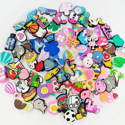 Juego aleatorio de 10/20/30/50/100 piezas de encanto para zapatos con diseños de comida/animales/flores/dibujos animados lindos, adecuados para zuecos, sandalias, etc. Accesorios de alta calidad para zapatos, excelente regalo para adolescentes, hombres, mujeres y adultos. Decoraciones adorables para zapatos, aptas para uso en primavera/verano, playa o uso diario, unisex