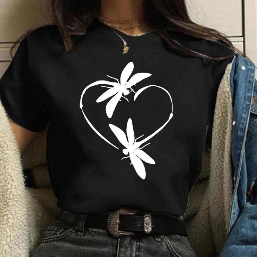 Camiseta con estampado de libélula y corazón de amor para mujer, blusa informal de manga corta con cuello redondo, ropa de calle, Tops con estampado gráfico - Negro - Ver 1