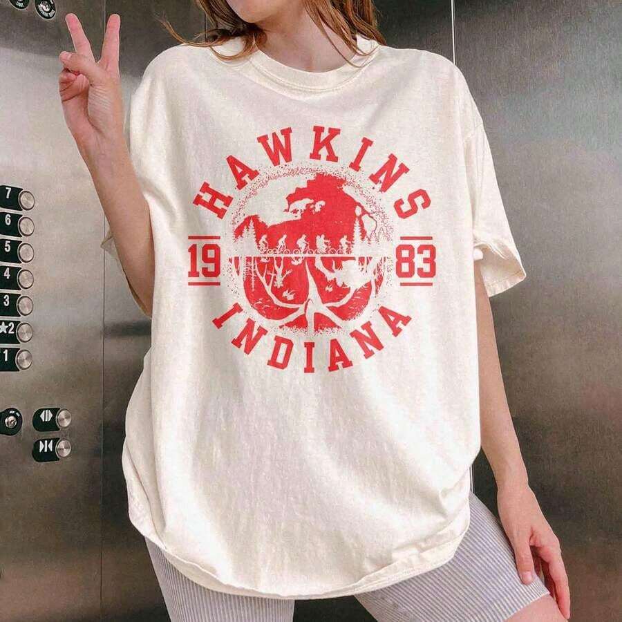 Camiseta de Mujer con Estampado de Doble Cara Temporada 5 WSQK Hawkins New Hitmaker Retro - Blanco - Ver 1