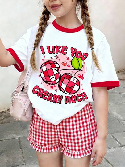 Bộ 2 món gồm áo thun in hình quả anh đào và quần short kẻ caro đỏ, trang phục nữ phong cách tối giản thường ngày, chất liệu mềm mại và thoải mái, thích hợp mặc hàng ngày vào mùa xuân/hè, thời trang và mang đến vẻ ngoài học đường mùa hè.
