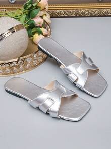 Sandalias planas de punta cuadrada para mujer, elegantes y minimalistas, tipo chanclas de playa, con correa de PU deslizable y punta abierta, en beige/plateado/marrón, cómodas y versátiles sandalias casuales para el verano, uso diario, vacaciones y viajes - Plateado - Ver 7