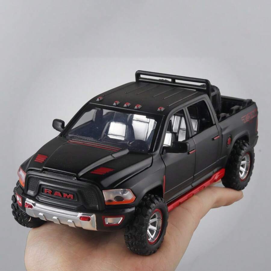 Maisto 1:32 比例 (17.5*7*6.5cm) 高保真合金压铸橡胶材质 Ram TRX 越野皮卡模型，粗犷的美式皮卡风格，多种颜色可选（哑光黑配红色装饰/亮白配金色装饰/金属红配金色装饰） - 彩色 - 查看 1
