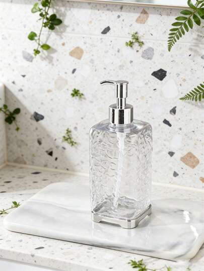 1个带纹理的透明亚克力皂液器瓶，可重复灌装的按压瓶，适用于乳液、洗手液、沐浴露、洗发水等，是浴室的奢华收纳容器，也是台面收纳和装饰品。