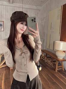 时尚蝴蝶结V领长袖T恤，褶皱修身短款女式上衣，春夏款 - 卡其色 - 查看 9