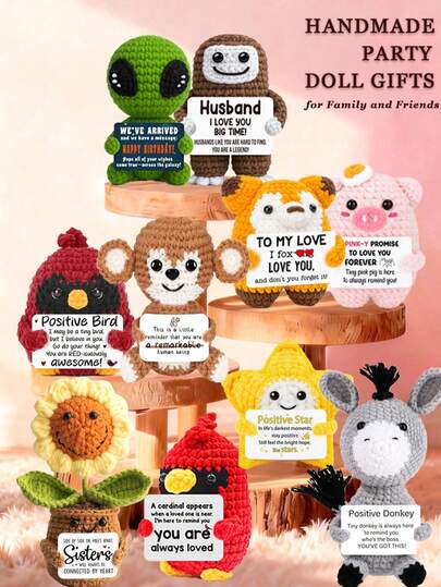 1件手工钩织桌面摆件，可爱科幻手工动植物玩偶，是送给闺蜜、女友、姐妹、妈妈、奶奶、同事、家人的理想生日礼物，也可作钥匙扣，传递正能量，适合派对、母亲节、父亲节、感恩节等场合，可作毛绒玩具、房间装饰、小礼物或纪念品。