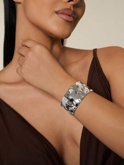 1 Stück Armband für Frauen mit flüssigem Metalldesign in Wellenform, silber, modisch und vielseitig als tägliches Accessoire