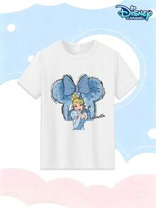 This White Disney's The Glass Slipper Princess Short-Sleeved T-Shirt For Girls Aged 3–14 Features Mickey Mouse Ears, A Blue Polka-Dot Bow, And A Starry Castle Print On The Front, Along With The Glass Slipper Princess's Cartoon Image And Handwritten Lettering. Crafted From Soft, Skin-Friendly, Sweat-Wicking High-Quality Fabric, This Comfortable, Breathable Crew Neck Tee Pairs Easily With A Variety Of Bottoms Including Denim Shorts, Overalls, Pleated Skirts, Track Pants, Princess Dresses, Floral Skirts And Wide-Leg Pants. It Is Suitable For Numerous Occasions Such As Disney-Themed Activities, School Days, The Glass Slipper Princess-Themed Parties, Daily Outings, Family Trips, Friend Outings, Outdoor Excursions And Fairytale-Themed Performances. This Coordinated Design Caters To Girls' Dual Needs For A Dreamy Style And Fairytale Atmosphere, Making It A Practical, Eye-Catching And Versatile Spring And Summer Top For Young Girls. - trắng - Xem 3