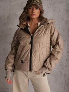 过渡款式绗缝夹克，带帽，袖子上有文字 - 棕色 - 查看 4