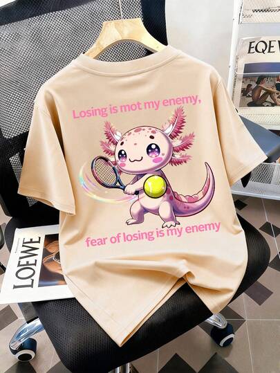 这款短袖T恤印有可爱的六边形蝾螈打网球图案，适合青少年女孩穿着——休闲宽松版型，运动风短袖圆领T恤——是送给年轻女性的完美夏季礼物，适合春夏季在学校和户外活动穿着。