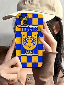 Logotipo de los Tigres UANL en amarillo y azul. Esta elegante funda negra es compatible con Samsung, Apple, VIVO, OPPO, , Transsion, ,  y Honor. Fabricada en silicona TPU, ofrece protección contra golpes y caídas, además de una sensación superior. Es un regalo ideal para familiares, amigos y seres queridos, y la opción perfecta para San Valentín y Año Nuevo. - Negro - Ver 3