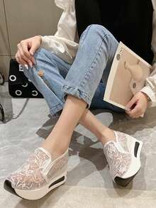 Giày thể thao đế cao nữ 2026 Xuân/Hè mới, nhẹ, thời trang, đa năng, đế dày, lưới thoáng khí, giày bệt casual (Họa tiết phần trên giày ngẫu nhiên) - trắng - Xem 6