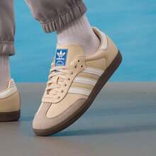 Adidas Originals 男女通用休闲鞋，中性运动鞋，SAMBA OG 滑板鞋，低帮舒适轻便通勤步行鞋，旅行简约复古慢跑健身运动鞋，JR0914 - 岩層沙暴土/亮白/樹脂黃 - 查看 8