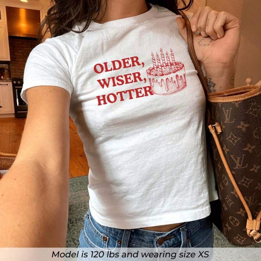 Retro Birthday Baby Tee, Vintage Birthday Cake Shirt, Older Wiser Hotter Top, Birthday Girl Graphic - 白色 - 查看 1
