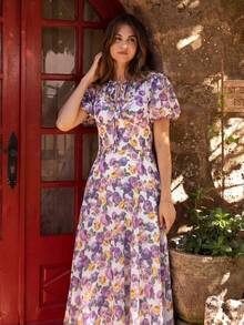 Faeriesty Đầm dạ hội chiffon in họa tiết thanh lịch, cổ tròn buộc dây, tay phồng, dáng suông eo, chân váy xòe - Hoàn hảo cho các bữa tiệc ngoài trời, đám cưới ngoài trời và những buổi hẹn hò lãng mạn. Tiệc mùa xuân. - Màu tím - Xem 4